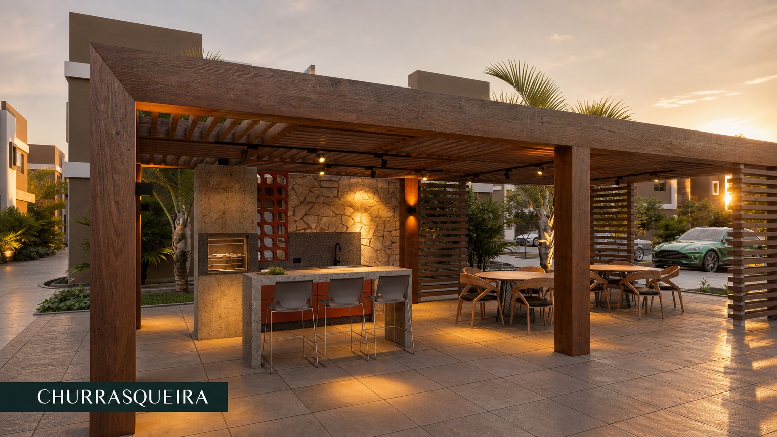 Churrasqueira gourmet sob pergolado de madeira, com bancada, banquetas e mesas ao entardecer